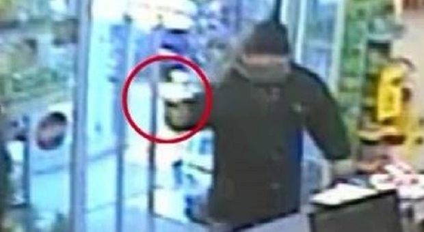 CERCOLA. In tre armati rapinano supermercato