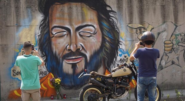 «Italiano?», «No, napoletano»: mostra e murales per Bud Spencer