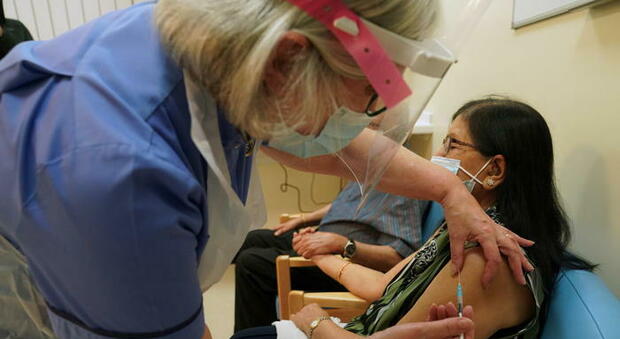 Vaccino Pfizer, Toti: «Entro metà gennaio le prime dosi alle Regioni»