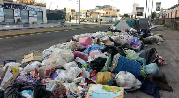 Scampia, rifiuti abbandonati in strada
