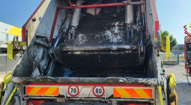 Senigallia, brutto spavento in mattinata: in fiamme il camion dei rifiuti