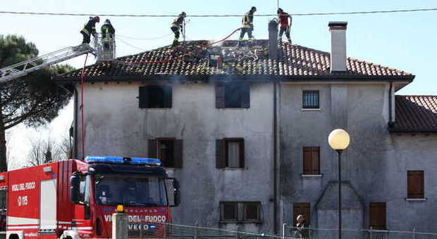 Incendio devasta il tetto della casa: coniugi 90enni salvati dal figlio