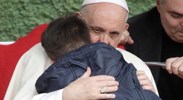Il Papa a Corviale abbraccia un bimbo che piange per il padre morto