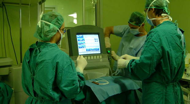 Deve operarsi di tumore ma l'ospedale non ha anestesisti: lo sfogo su Fb