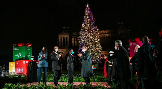 Roma, acceso l'abero di Natale a Piazza Venezia. Gualtieri «Regaliamoci una città sostenibile»