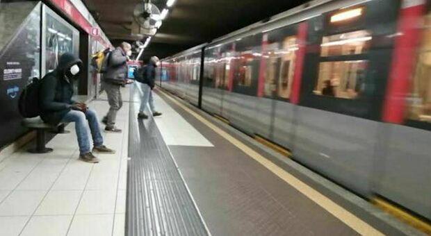 Milano choc, sparatoria in metro per una lite: paura tra i passeggeri, arrestato un ragazzo di vent'anni