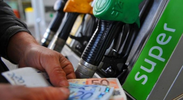 Benzina e gasolio a 2,4 euro, il Codacons pubblica i prezzi: «Marche, ecco dove sono più alti»