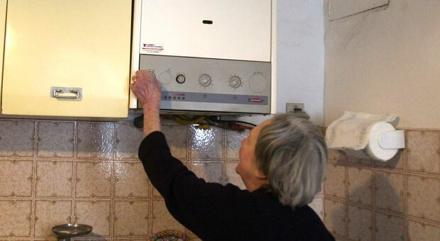 Pesaro, l'inquilina accusa la proprietaria: «Mi ha lasciato senza acqua calda». Scoppia il caso nell'appartamento