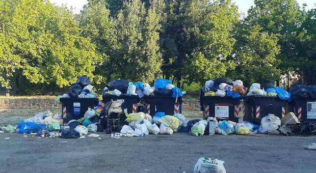 Rifiuti a Roma, scatta l'emergenza: «Rischiamo 200 tonnellate di spazzatura per le strade»