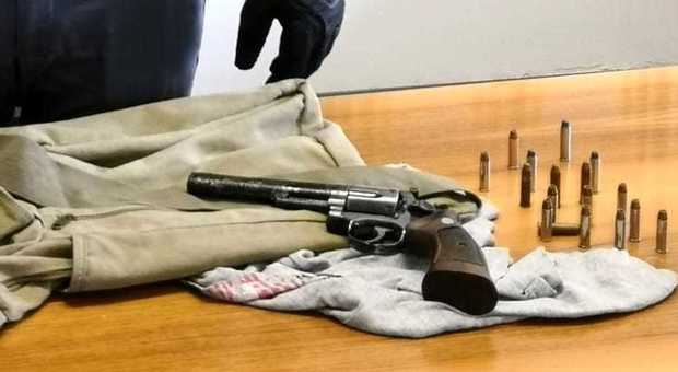 La pistola pronta all'uso nel doppiofondo della scrivania: arrestata 76enne nel Napoletano