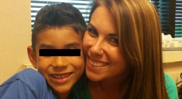 Scatta una foto al figlio in ospedale, mamma minacciata: "Cancellala o ti arrestiamo"
