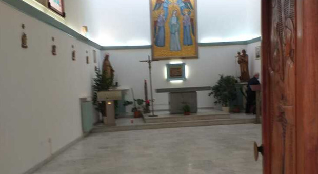 Covid, a Latina mancano i posti in ospedale: tolti i banchi della chiesa per fare spazio ai letti