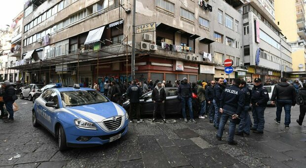 Napoli, rapinato di soldi e telefono: parte la rissa, arrestati tre uomini