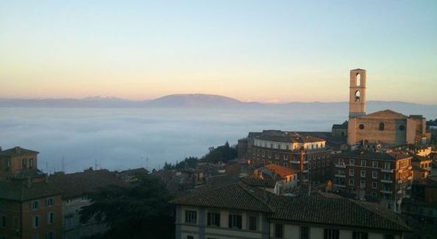 Perugia, inghiottiti dalla nebbia ma dall'acropoli si vede il mare