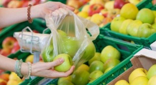 Supermercati, si cambia: a pagamento i sacchetti per il pane e la frutta