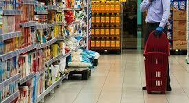 Sant'Antimo, difende una collega molestata nel supermercato da un cliente: accoltellato