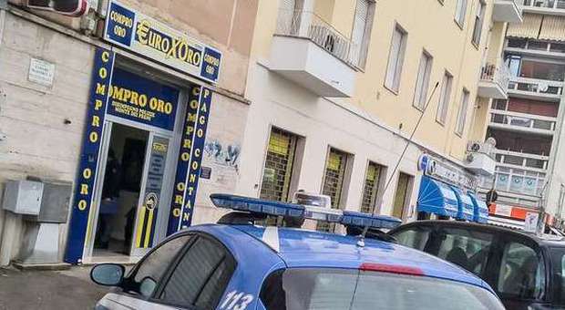 Latina, apre il negozio e trova i rapinatori ad aspettarla: colpo al Compo oro di via Don Morosini