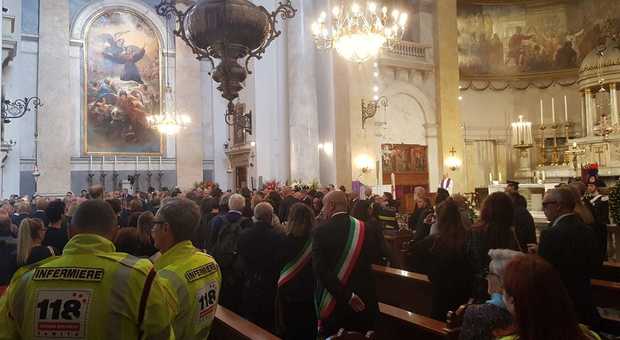 Poliziotto ucciso, lutto cittadino a Pozzuoli il sindaco a Trieste per l'omaggio della città