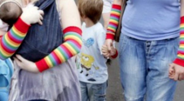 Adozioni gay, i pm: «Persone dello stesso sesso non possono essere genitori». Depositati i reclami alla Corte d'Appello
