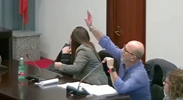 Giuseppe Montesano, consigliere comunale protesta col braccio teso: «Heil Hitler»