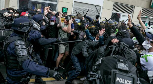 Parigi, scontri alla manifestazione del Primo maggio: intervengono le forze dell'ordine