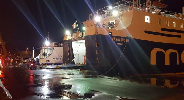 Maltempo, navi ferme per il vento: sei ore d'attesa e poi le botte al porto di Pozzuoli