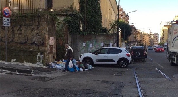 Napoli, l'ex Sferisterio da rudere a discarica abusiva: «Non ne possiamo più»
