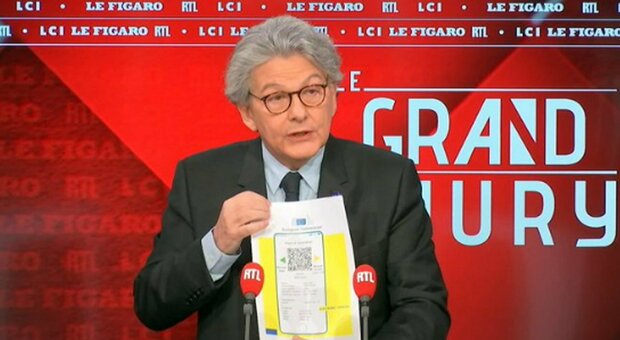 Breton mostra il passaporto sanitario: «Immunità gregge Ue a metà luglio»