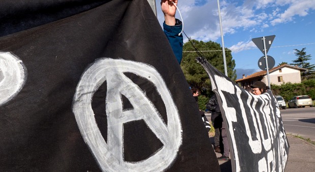 Anarchici davanti al carcere di Perugia
