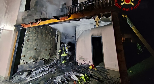 San Donà, in fiamme magazzino accanto a un'abitazione: intervengono i vigili del fuoco