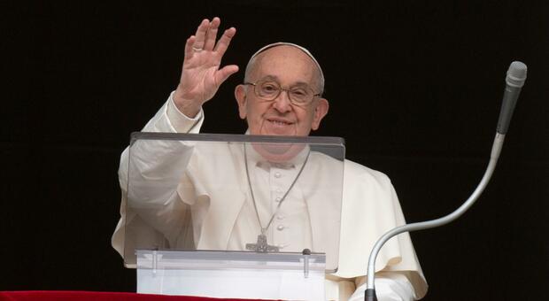 Papa Francesco parla della sua morte: «Niente catafalco, sarò esposto nella bara». Come cambia il rito funebre