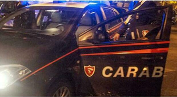 Sputa e morde ai Carabinieri dopo aver seminato il panico in un bar a Pesaro: in manette un 36enne