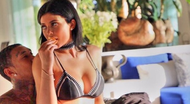 Kylie Jenner esagera con il fotoritocco: spunta un capezzolo sul ginocchio