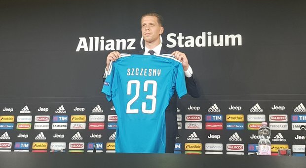 Szczesny si presenta alla Juve Ma con la maglia azzurro Napoli