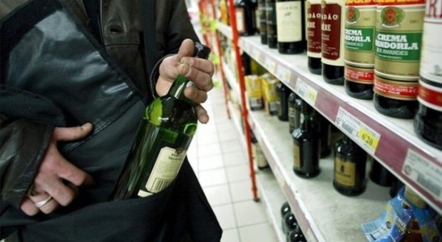 Camionisti bielorussi "assetati" escono dall'autostrada per fare razzia di alcolici: presi