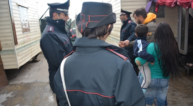 I carabinieri al campo nomadi di via di Salone