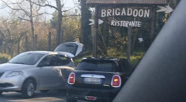 I due veicoli coinvolti nell'ennesimo incidente all'imbocco per il noto ristorante "Brigadoon" di Ceccano