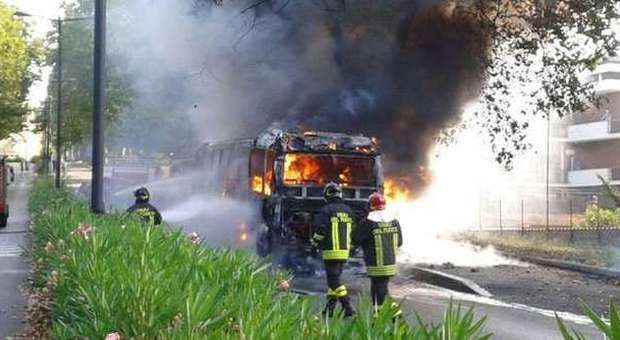 Il bus in fiamme