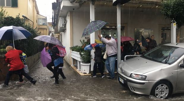 Maltempo, Campania in ginocchio: strade chiuse e colate di fango. Ritardi in Circum, piove nei treni