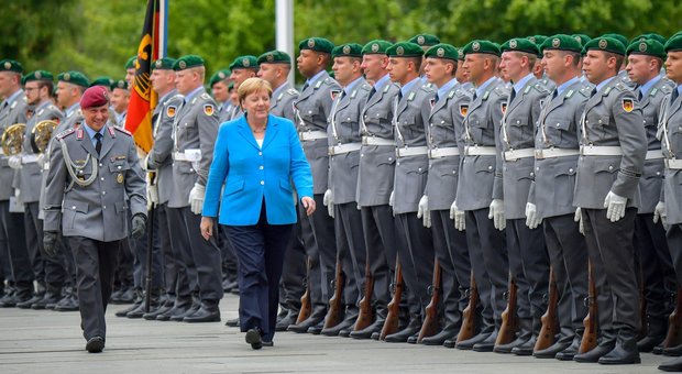 Merkel, nuovi tremori e dubbi sulla leadership: «Ma non lascio, sto benissimo»