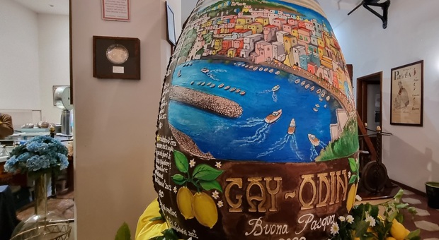 Napoli, Gay-Odin presenta il tradizionale uovo gigante dedicato a Procida capitale della cultura