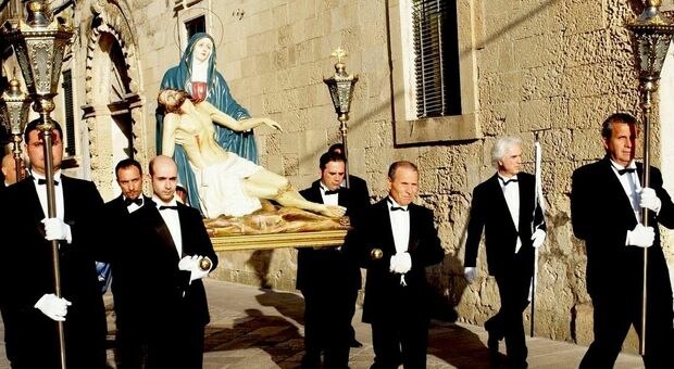 La "Passione" in cartapesta e i confratelli in smoking: torna l'antica processione nel Salento
