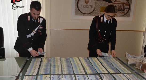 Trovata con 10mila euro di banconote da 20 false: 23enne in manette