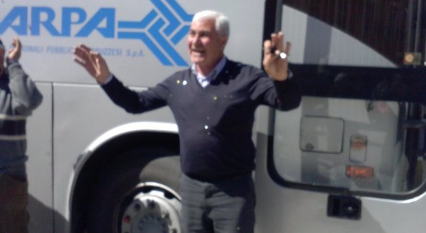 L'Aquila, strada sbarrata per festeggiare a sorpresa l'autista del bus che va in pensione