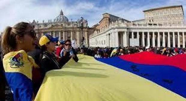 Venezuela, il Papa spinge per una mossa umanitaria: sul tavolo un dossier sui morti causati da Maduro