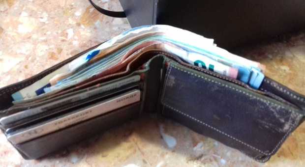 Migrante trova portafoglio pieno di soldi e lo restituisce