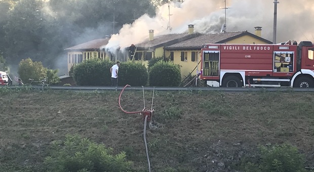 L'incendio che si è sviluppato tra le villette a schiera in Lungargine Brusegana