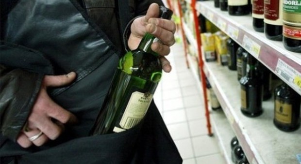Taccheggiatore seriale ruba 7 bottiglie di voodka al Carrefour e tenta la fuga: arrestato