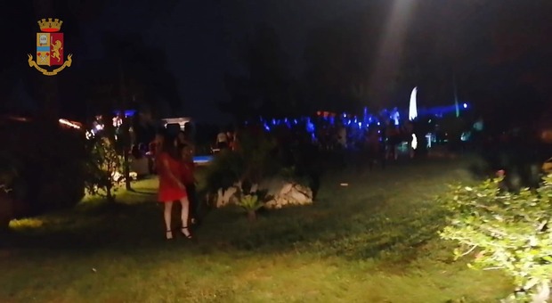 Salento, festa da ballo in una villa: 200 persone senza mascherina, ma arriva la Polizia