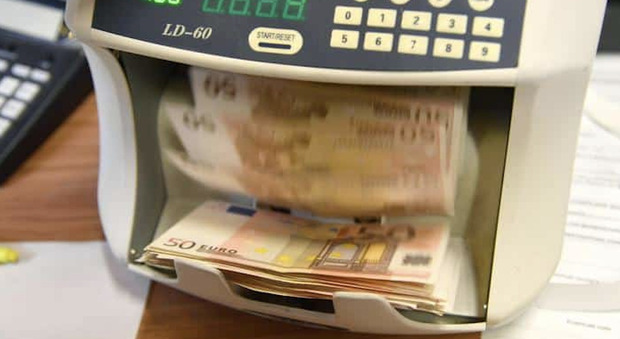 Arresti a Frosinone, il fiume di denaro in contante da riciclare. E i soldi erano «mattonelle»